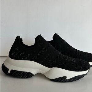 Zara Women’s Black and White Knit Sneakers Size 8. Pre-Owned.